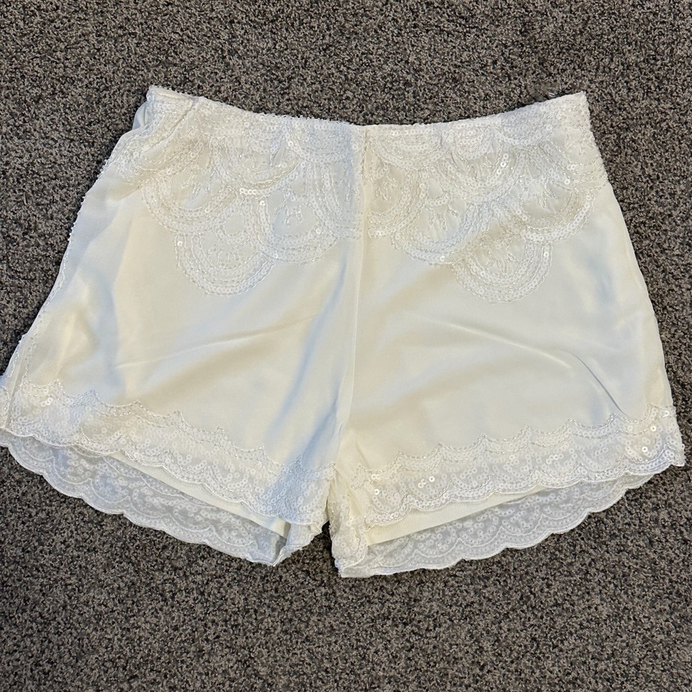 Verty White Lace High Waist Women's Shorts